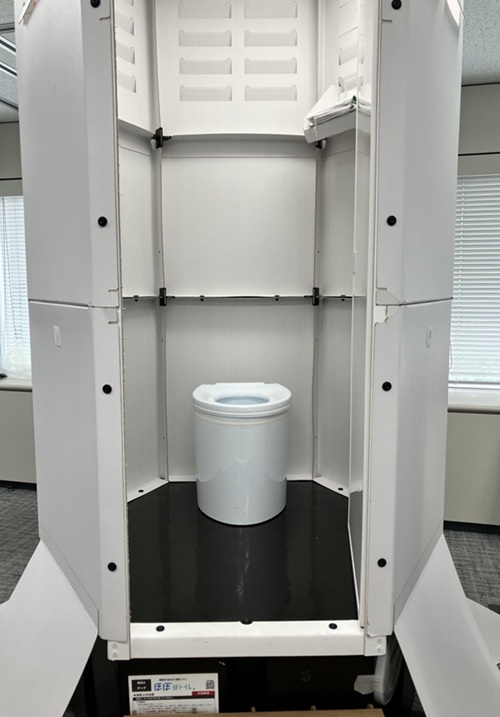 ほぼ紙トイレ 電気水道不要の組立式仮設トイレの内部