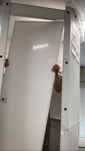 ほぼ紙トイレ 電気水道不要の組立式仮設トイレ組立中の画像