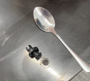 ほぼ紙トイレ 電気水道不要の組立式仮設トイレ留め具の外し方